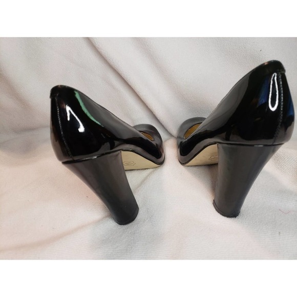 Steve Madden 7 1/2 black patent round toed pumps. 4" heel - Picture 2 of 4